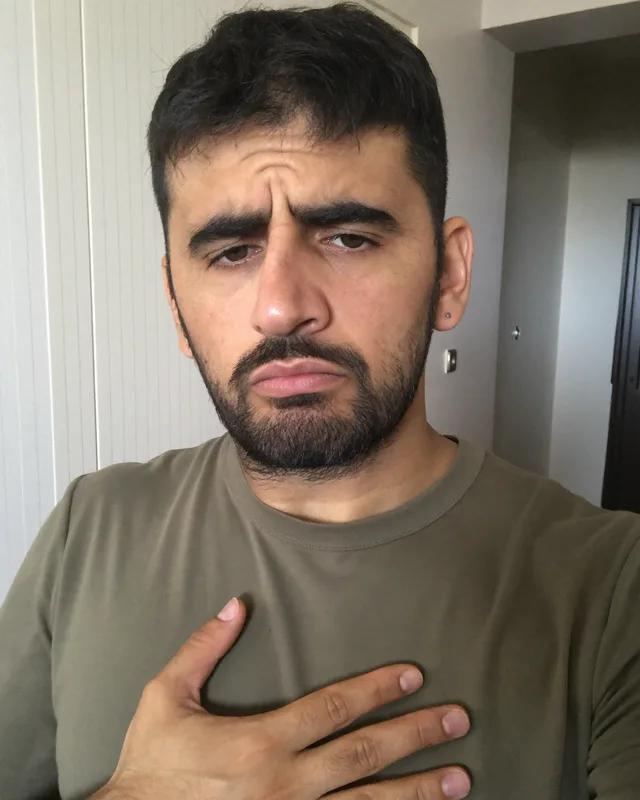 رجل غير مرتاح يشعر بعدم الإفراغ الكامل