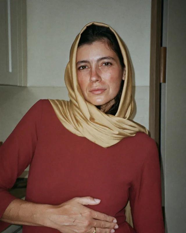 امرأة تضع يدها على أعلى معدتها من عسر الهضم